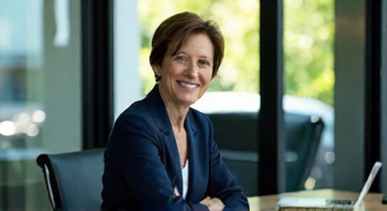 Ich bin Evelyn Palla, die neue DB-Chefin, und beantworte deine Frage (2/10)